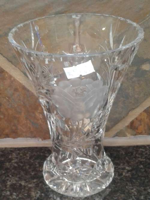 ROSE CUT CRYSTAL VASE IN MINT CONDITION
